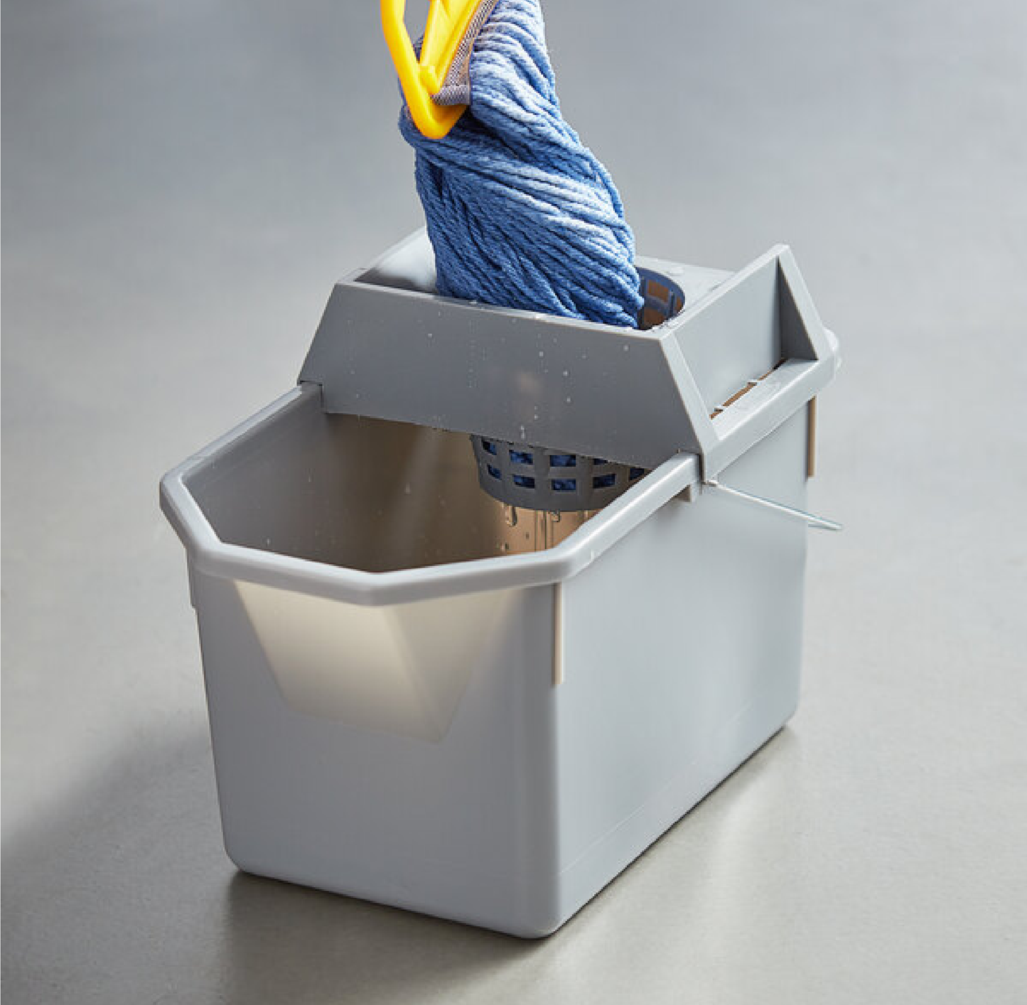 BALDE Y COLADOR DE TRAPEADOR RCP 15 QT