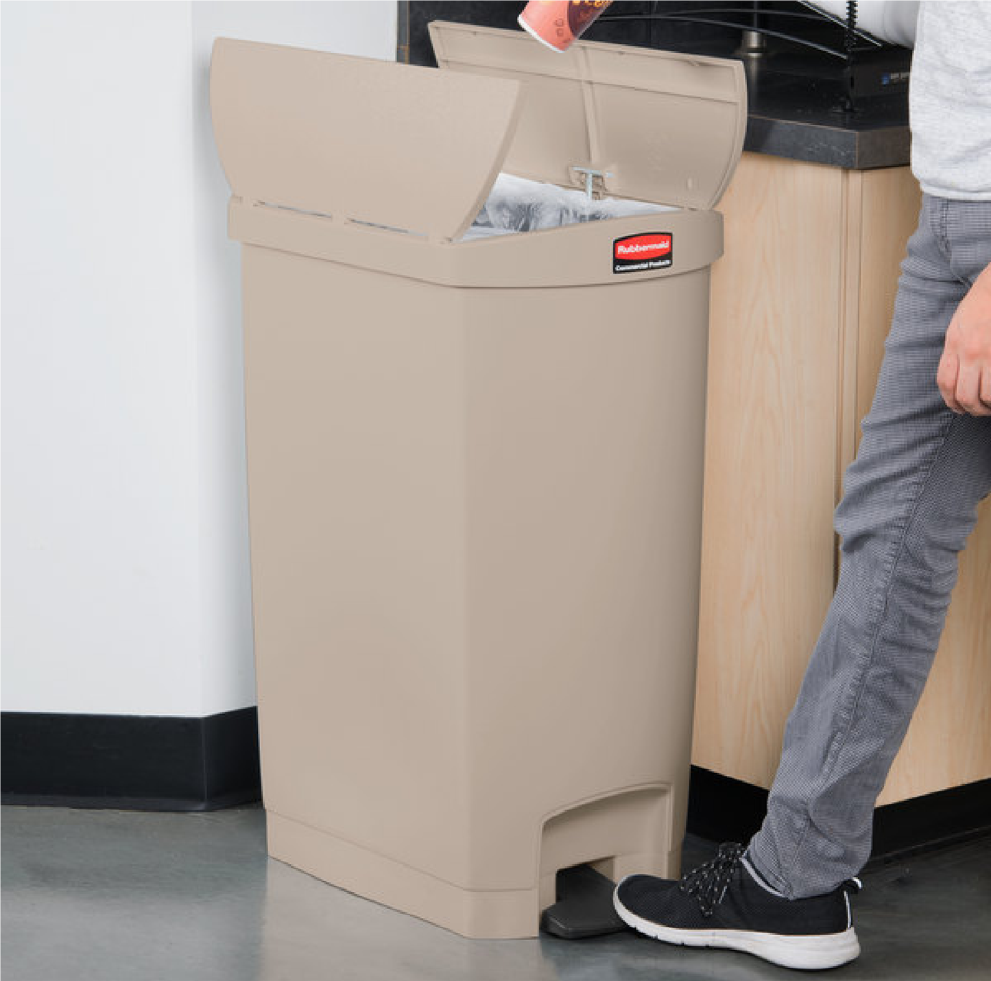 CONTENEDOR DE PEDAL STREAMLINE STEP ON RESINA END STEP BEIGE 18 GAL