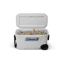 HIELERA MARINA COLEMAN 62 QT, ASA Y LLANTAS DE TRANSPORTE, BLANCO
