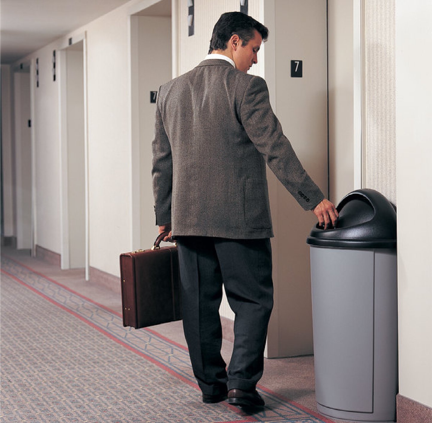 TAPA SEMICILÍNDRICA CON PUERTA UNTOUCHABLE NEGRO, 21 GAL