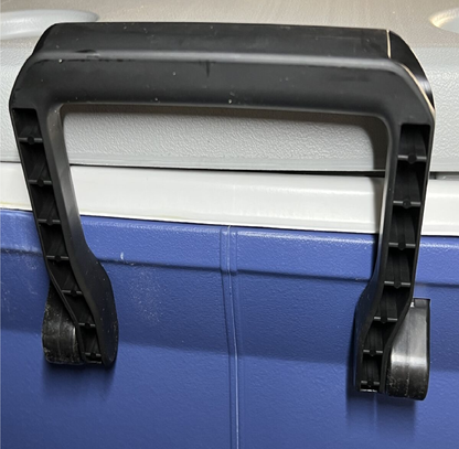 HIELERA COLEMAN 150 QT, TAPA CON MOLDE PORTAVASOS Y ASAS, AZUL C/ GRIS