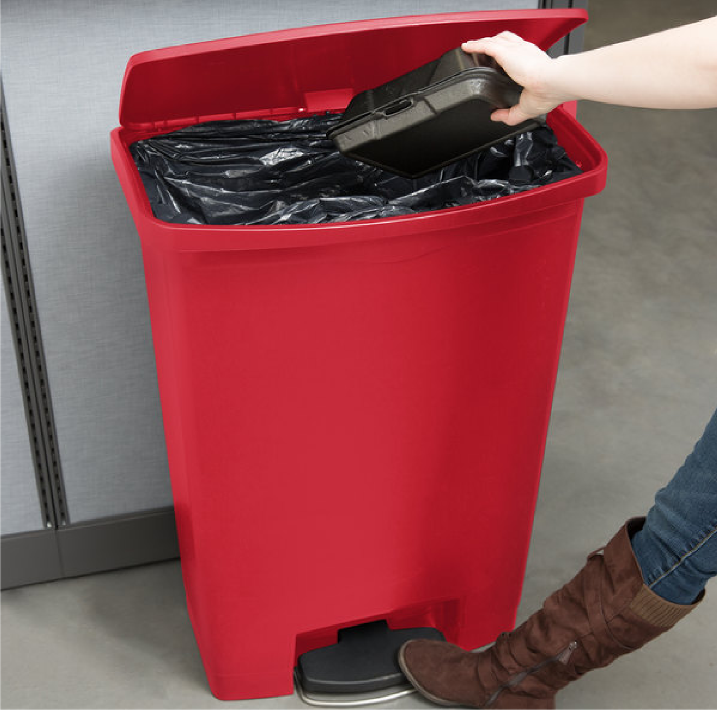 CONTENEDOR DE PEDAL STREAMLINE STEP ON RESINA FRONT STEP, 24 GAL