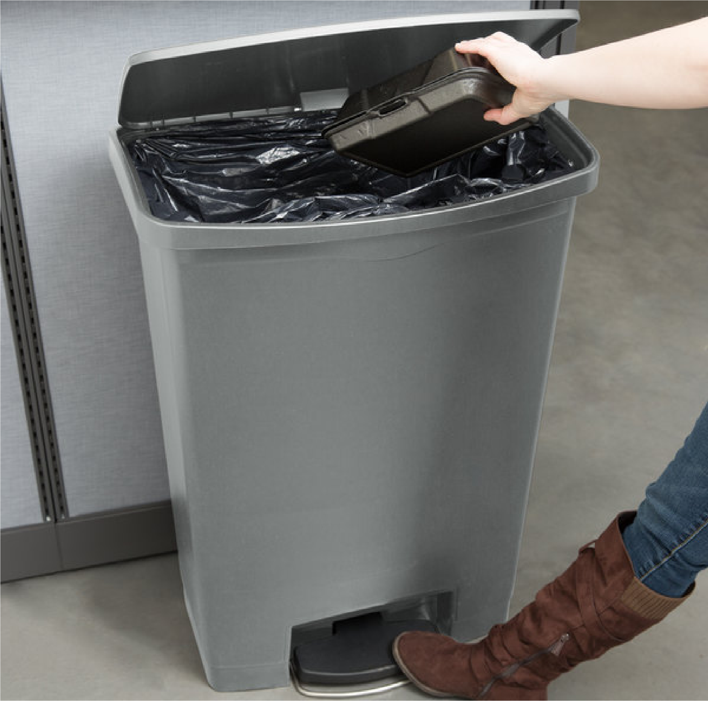 CONTENEDOR DE PEDAL STREAMLINE STEP ON RESINA FRONT STEP, 24 GAL