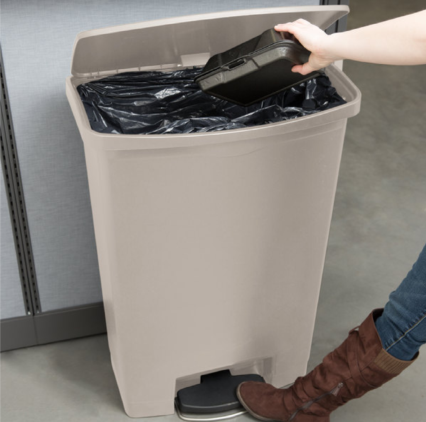 CONTENEDOR DE PEDAL STREAMLINE STEP ON RESINA FRONT STEP, 24 GAL