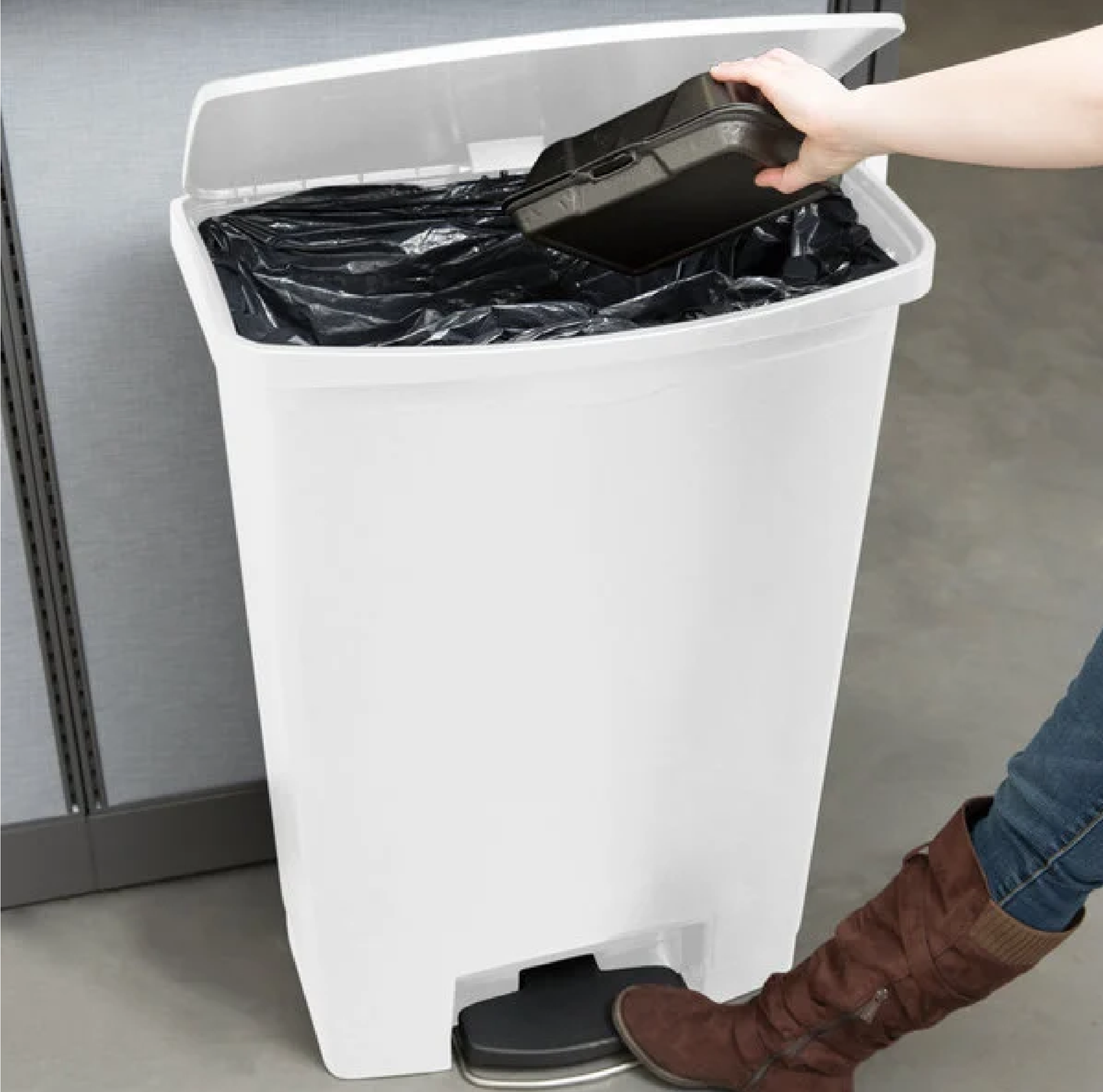 CONTENEDOR DE PEDAL STREAMLINE STEP ON RESINA FRONT STEP, 24 GAL